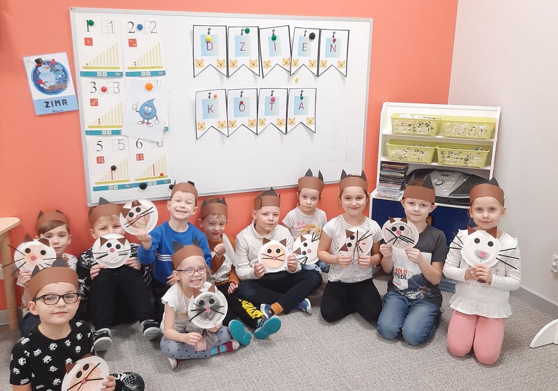 Dzieci przebrane za koty.