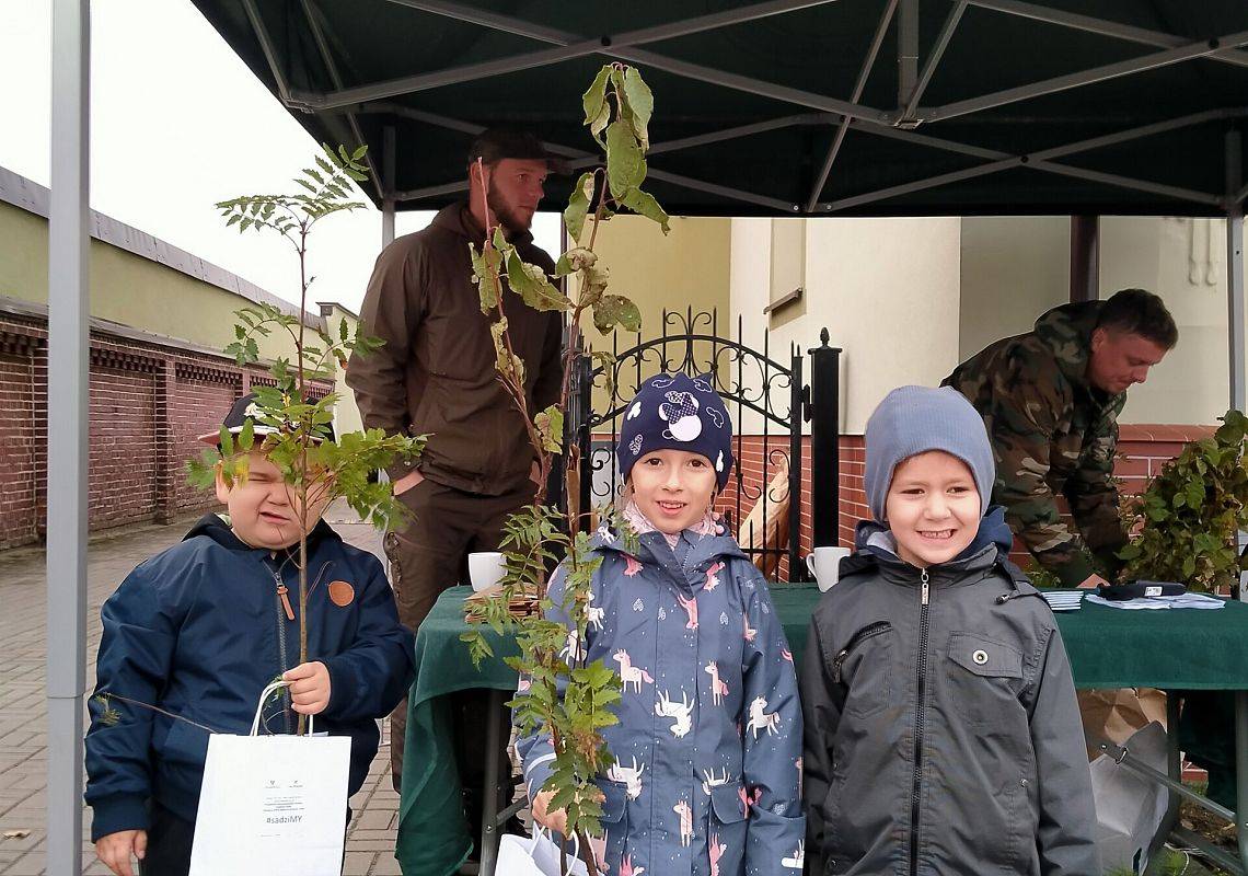 Dzieci odbierają drzewka z Nadleśnictwa Lębork.