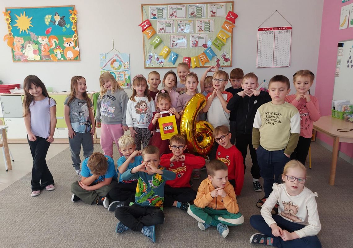 Grafika 1: Urodziny Mai z Mrówek