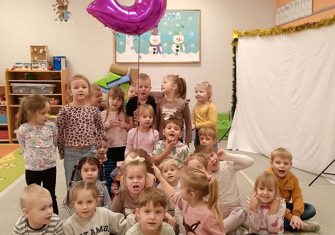 Grafika 1: Urodziny Hani Biedronki