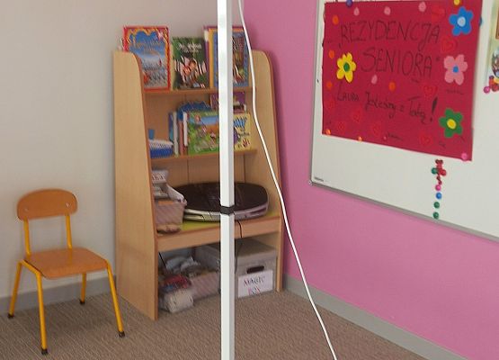 Lampa UV, służącą do dezynfekcji sal i zabawek. grafika