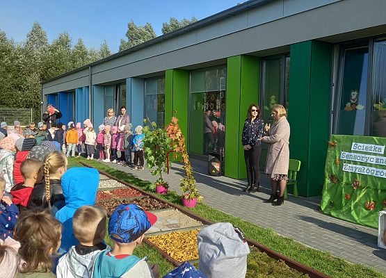 Przedszkolaki podczas uroczystego otwarcia ścieżki sensorycznej.