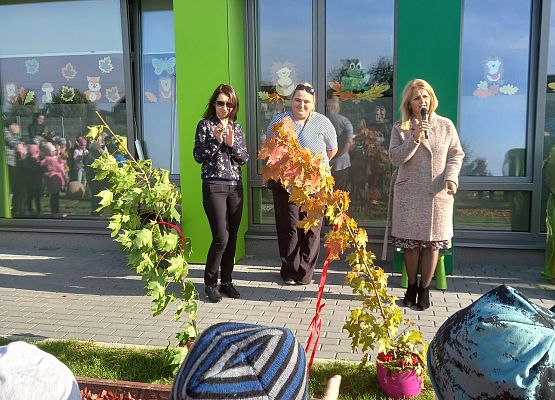 Pani dyrektor, Przewodnicząca Rady Rodziców oraz Pani Katarzyna Majchrzak przedstawiciel Farm Frites, uroczyście przecinają wstęgę otwarcia ścieżki sensorycznej.