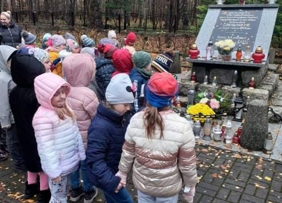 Dzieci przed pomnikiem na cmentarzu w Krępie Kaszubskiej.