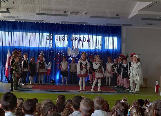 Grupa Mrówek podczas występu z okazji święta Niepodległości.