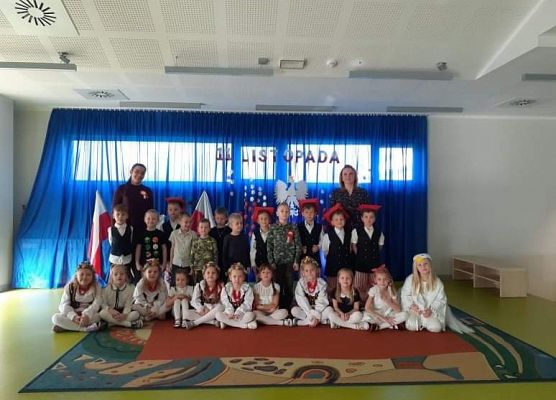 Grupa Mrówek wraz z wychowawcami podczas wspólnego zdjęcia.