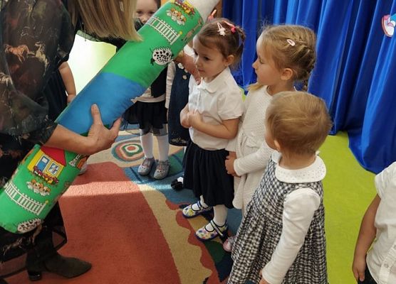 Pani dyrektor pasuje dzieci na przedszkolaka.