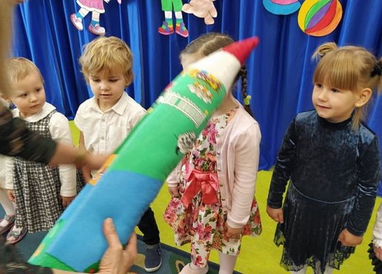 Pani dyrektor pasuje dzieci na przedszkolaka.