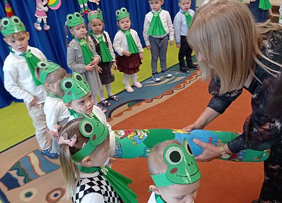 Pani dyrektor pasuje dzieci na przedszkolaka.