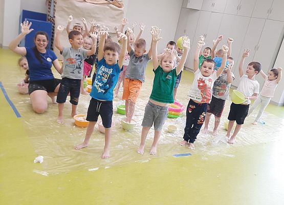 Grupa Tygrysków z wychowawcą podczas zajęć sensoplastyki.