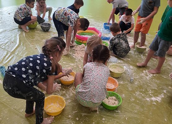 Dzieci podczas zajęć Sensoplastyki.