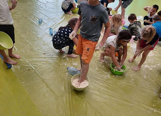 Dzieci podczas zajęć Sensoplastyki.