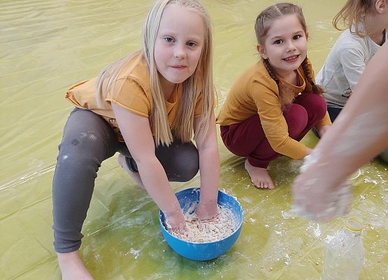 Dzieci podczas zajęć Sensoplastyki.