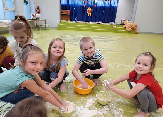 Dzieci podczas zajęć Sensoplastyki.