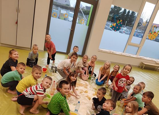 Grupa Mrówek podczas zajęć Sensoplastyki.