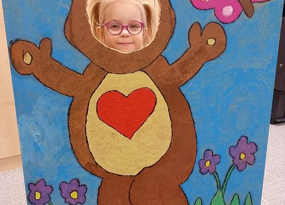 Dziewczynka w misiowej foto budce.