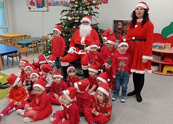 Grupa Żabek z  Mikołajem i pomocą Mikołaja.