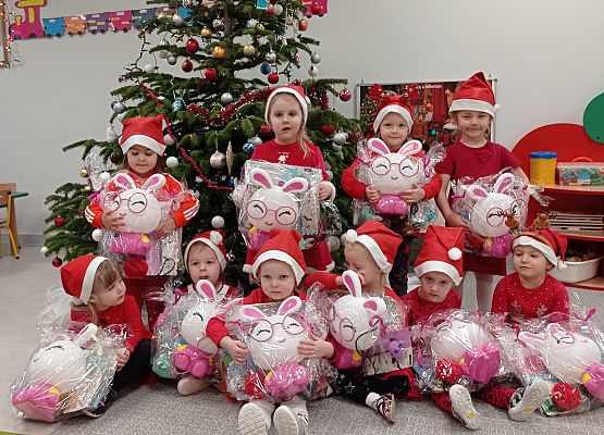 Dziewczynki z grupy żabek z prezentami.