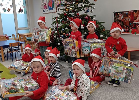 Chłopcy z grupy żabek z prezentami.