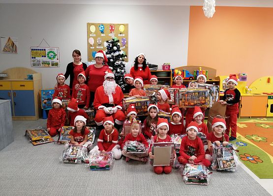 Grupa biedronek ze świętym Mikołajem.