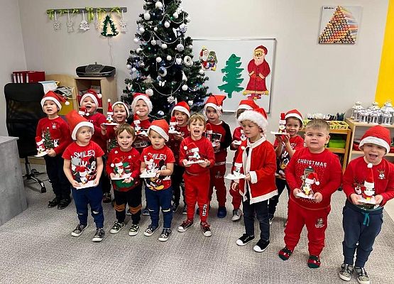 Chłopcy z grupy Sówek z prezentami.