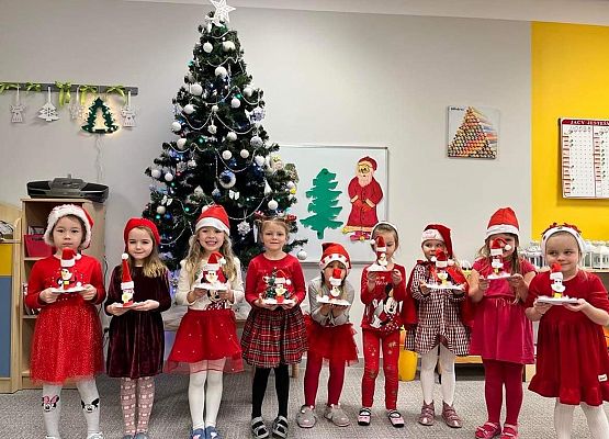 Dziewczynki z wykonanymi pracami plastycznymi-  figurki Mikołaja.