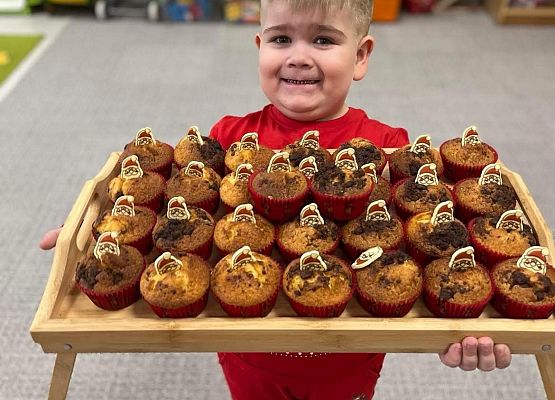 Pomocnik Świętego Mikołaja ze słodkim poczęstunkiem.