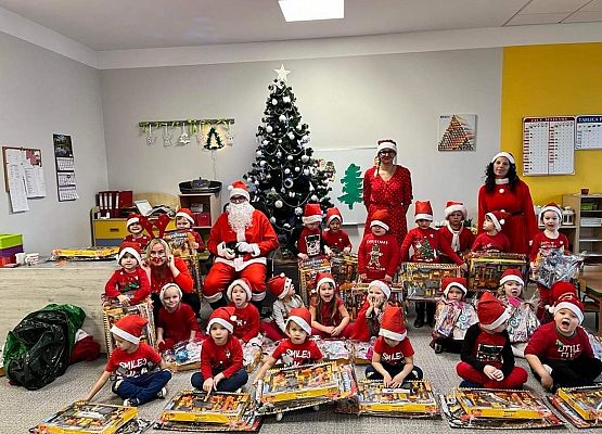 Cała grupa Sówek z Mikołajem i pomocą Mikołaja.