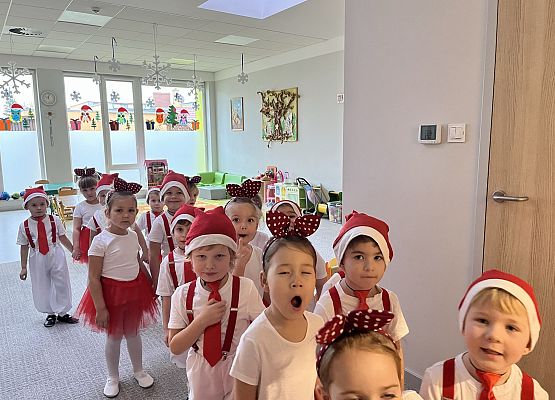 Grupa Sówek przed przygotowują się do wyjścia na przedstawienie Jasełek.