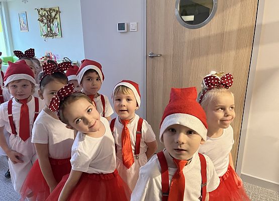 Grupa Sówek przed przygotowują się do wyjścia na przedstawienie Jasełek.