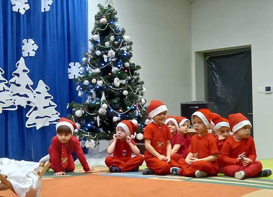 Grupa pszczółek przed przedstawieniem.