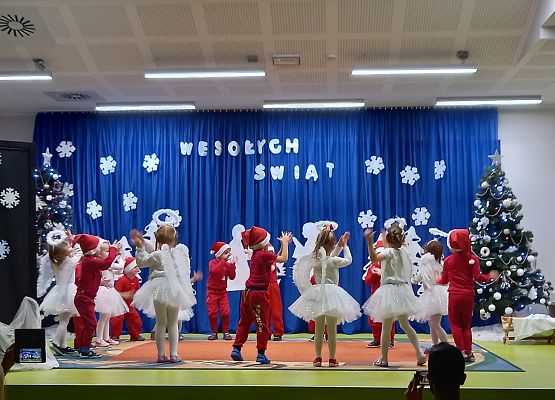 Przedstawienie w wykonaniu grupy Pszczółek.