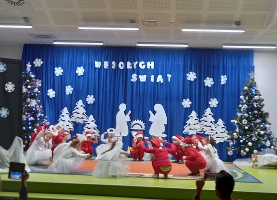 Przedstawienie w wykonaniu grupy Pszczółek.