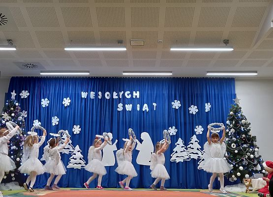 Przedstawienie w wykonaniu grupy Pszczółek.