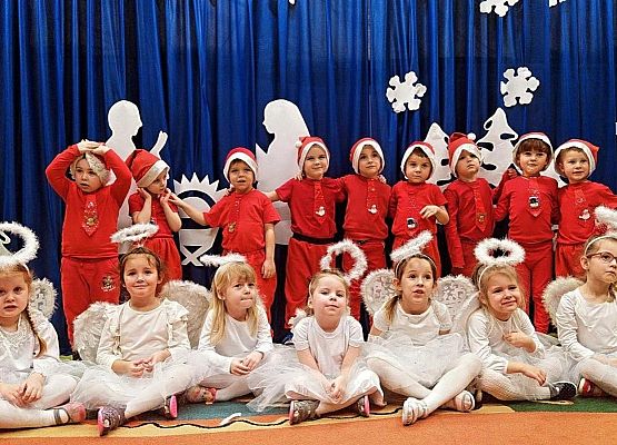 Grupa pszczółek po przedstawieniu.