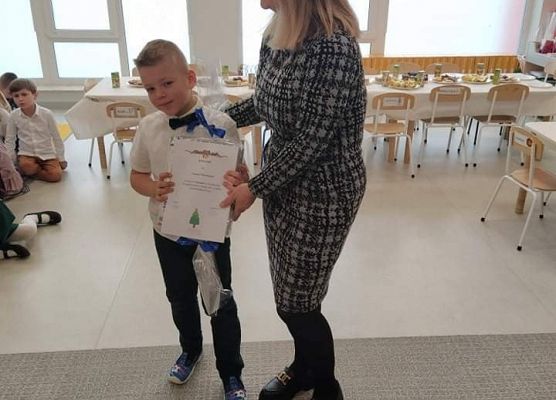 Pani dyrektor wręcza nagrody.