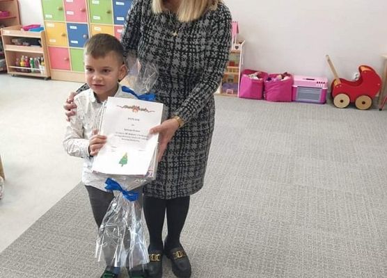 Pani dyrektor wręcza nagrody.