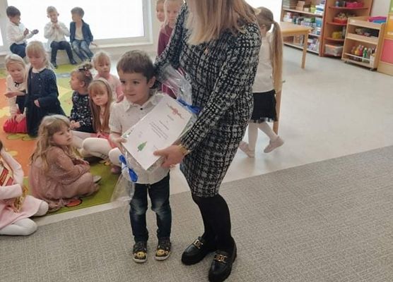 Pani dyrektor wręcza nagrody.