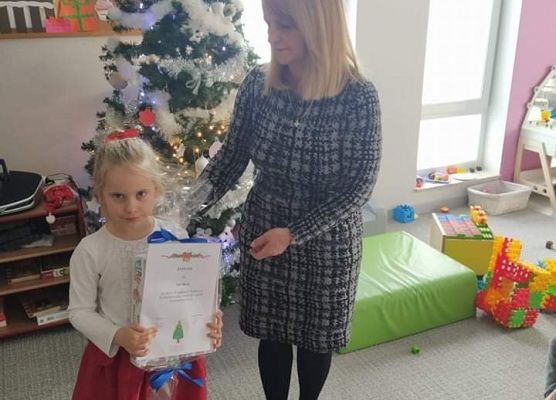 Pani dyrektor wręcza nagrody.