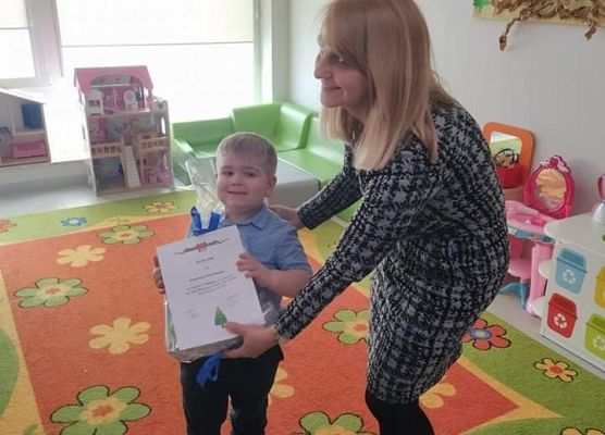 Pani dyrektor wręcza nagrody.