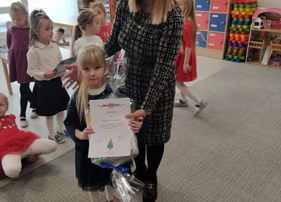 Pani dyrektor wręcza nagrody.