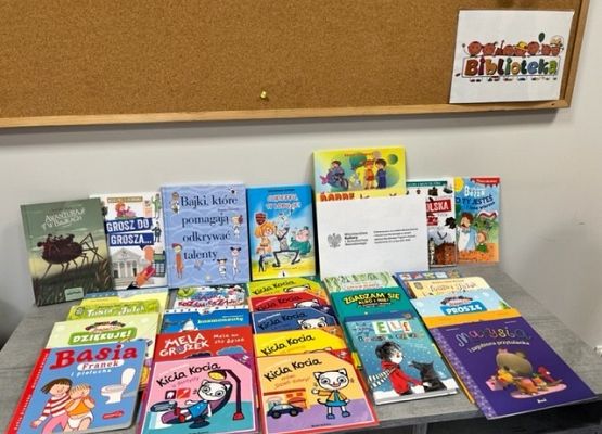 Książki ułożone na stoliku zakupione w ramach Narodowego Rozwoju Czytelnictwa.