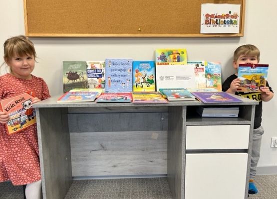 Dzieci prezentują książki.