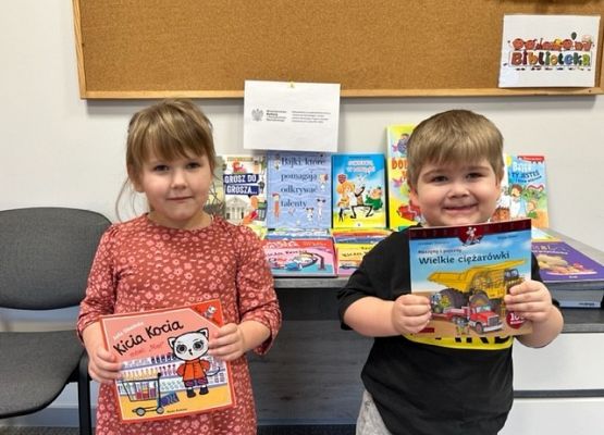 Dzieci prezentują książki.
