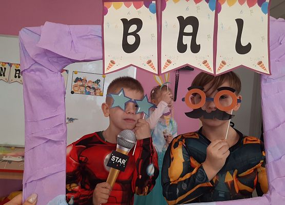 Dzieci ubrane w stroje balowe