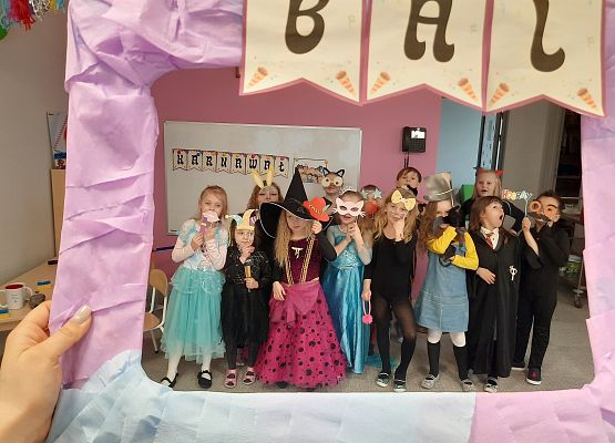 Grupa dzieci ubrana w stroje balowe.