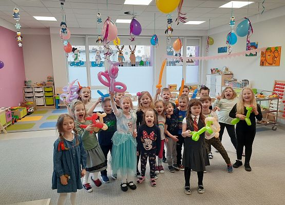 Grupa dzieci ubrana w stroje balowe.