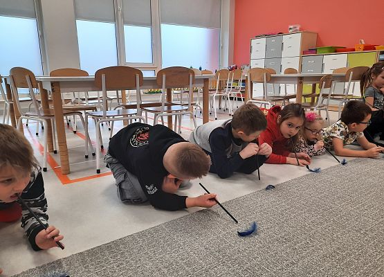 Dzieci podczas zajęć sensorycznych