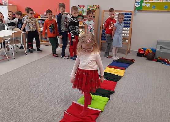 Dzieci podczas zajęć sensorycznych