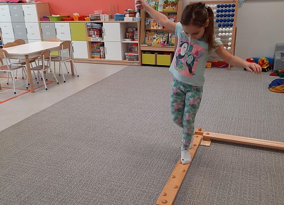 Dzieci podczas zajęć sensorycznych